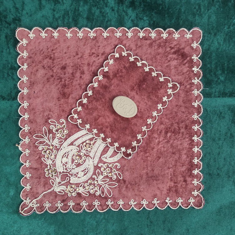 جانماز مخمل نگین دار عنابی رنگ به ابعاد40در40سانتیمتر