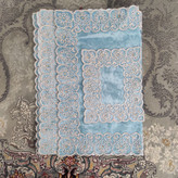 نمای بسته از سجاده مخمل ابی