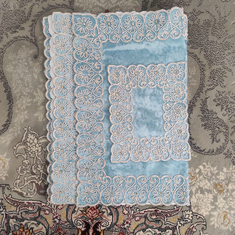 نمای بسته از سجاده مخمل ابی