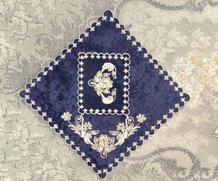 نمای کلی جانماز نگین کاری شده سورمه ای