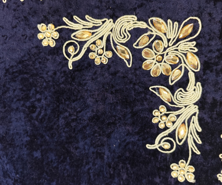 نمای نزدیک نگین کاری جانماز مخمل سورمه ای