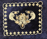 نمای نزدیک قسمت داخلی جانماز مخمل سورمه ای