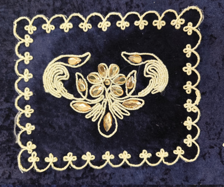 نمای نزدیک قسمت داخلی جانماز مخمل سورمه ای