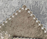 نمای نزدیک رنگ و جنس جانماز مخمل قهوای طرح صدف