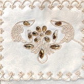 نمای نزدیک نگین کاری روی جانماز ترمه سفید سینا