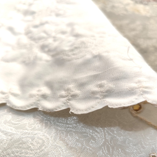 قسمت استر دار پشت جانماز ترمه سفید سینا