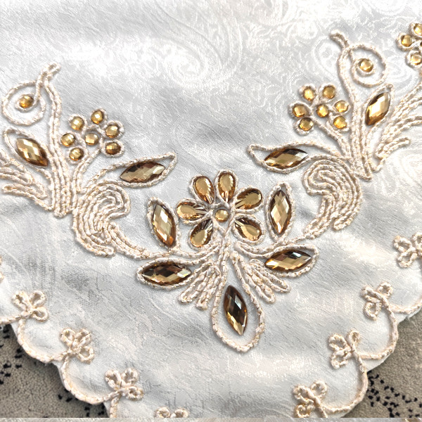 نمای نزدیک حاشیه جانماز ترمه سفید نگین دار طرح سینا