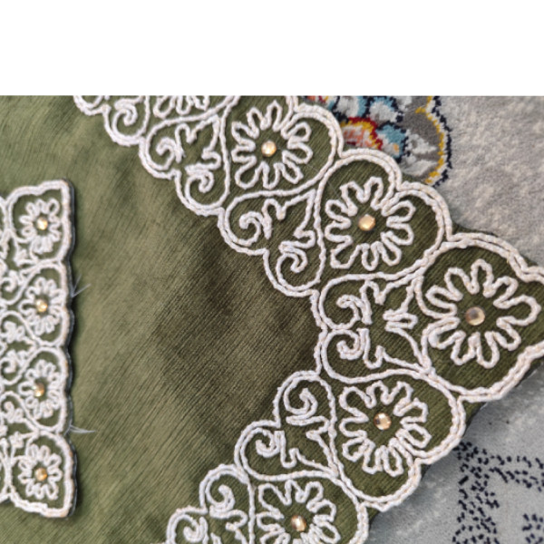 نمای نزدیک از رنگ و جنس پارچه جانماز مخمل سبز نگین دار