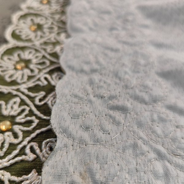 آستر کار شده در قسمت پشت جانماز مخمل نگین دار سبز