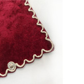 نمای نزدیک رنگ و پارچه جانماز مخمل زرشکی