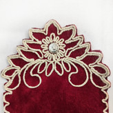 نمای نزدیک جانماز مخمل زرشکی