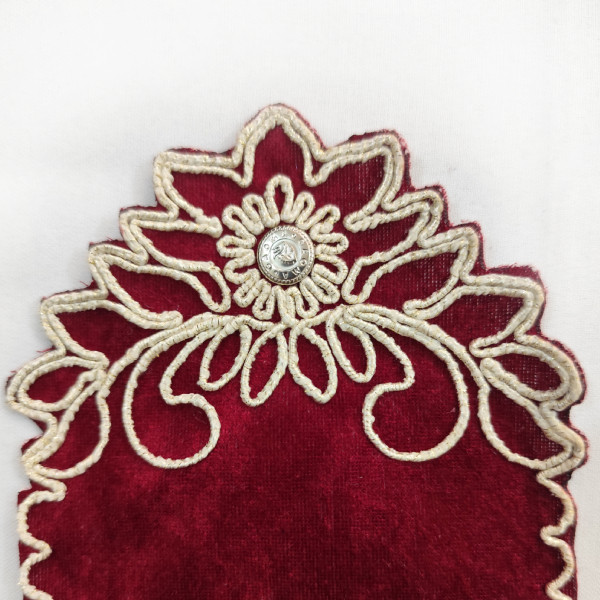 نمای نزدیک جانماز مخمل زرشکی