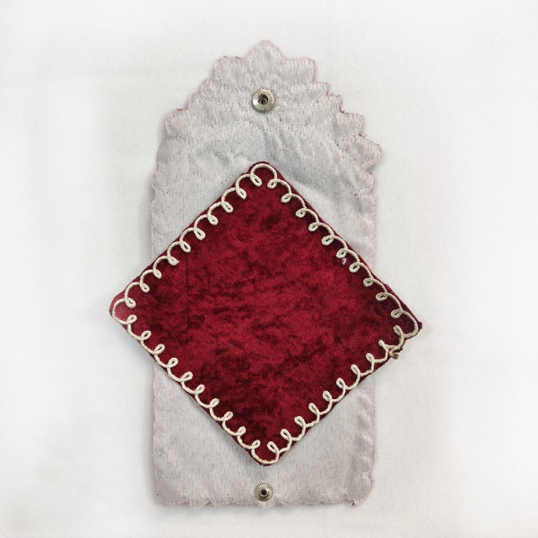 نمای قسمت داخلی جانماز کیفی مخمل زرشکی