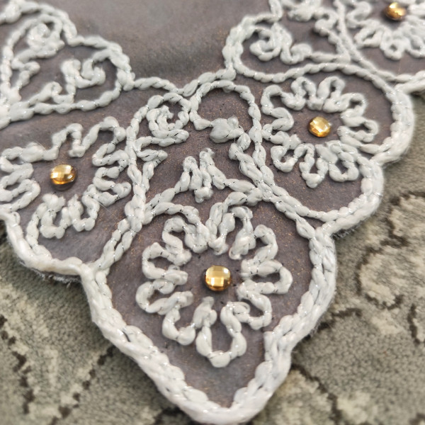 نمای نزدیک نگین کاری جانماز مخمل طوسی