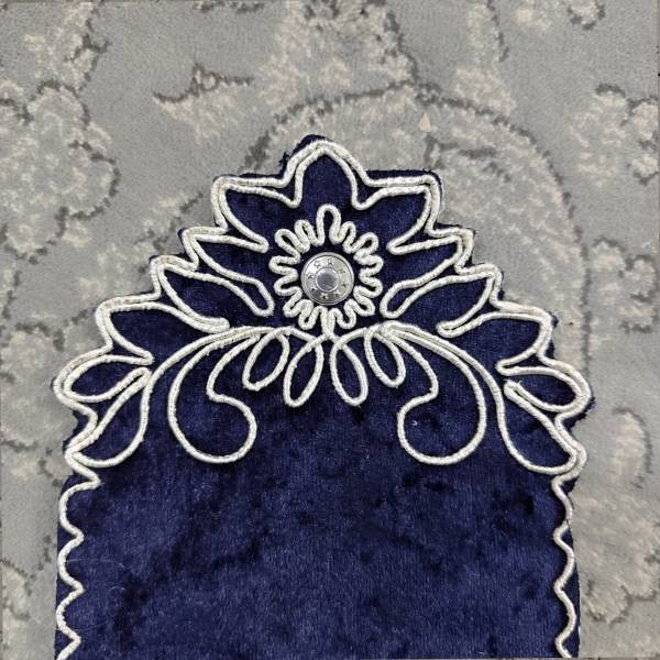 نمای نزدیک از گلدوزی روی جانماز جیبی مخمل