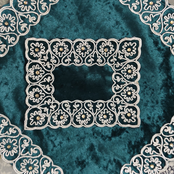 نمای نزدیک از قسمت داخلی جانماز سبز نگین دار