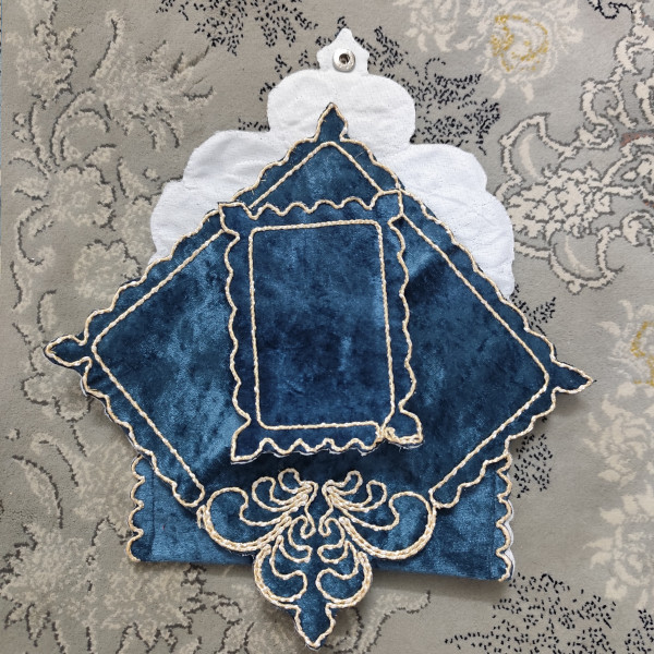 نمای کلی جانماز کیفی دکمه دار مخمل ابی